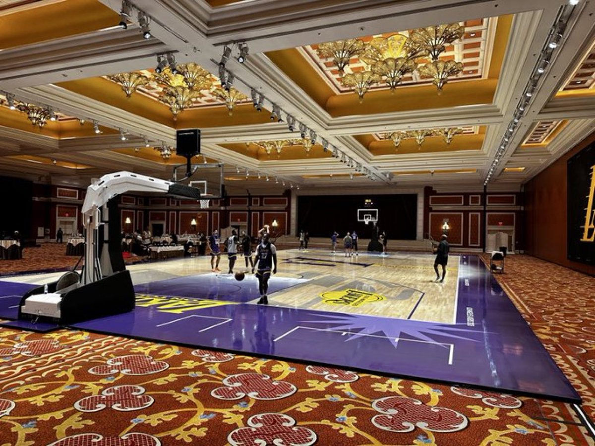 TheHoopCentral's tweet photo. The Lakers practice is set up at a resort ballroom in Las Vegas. 🔥

This is awesome.      (via @mcten) https://t.co/8I7Ju0OAwm