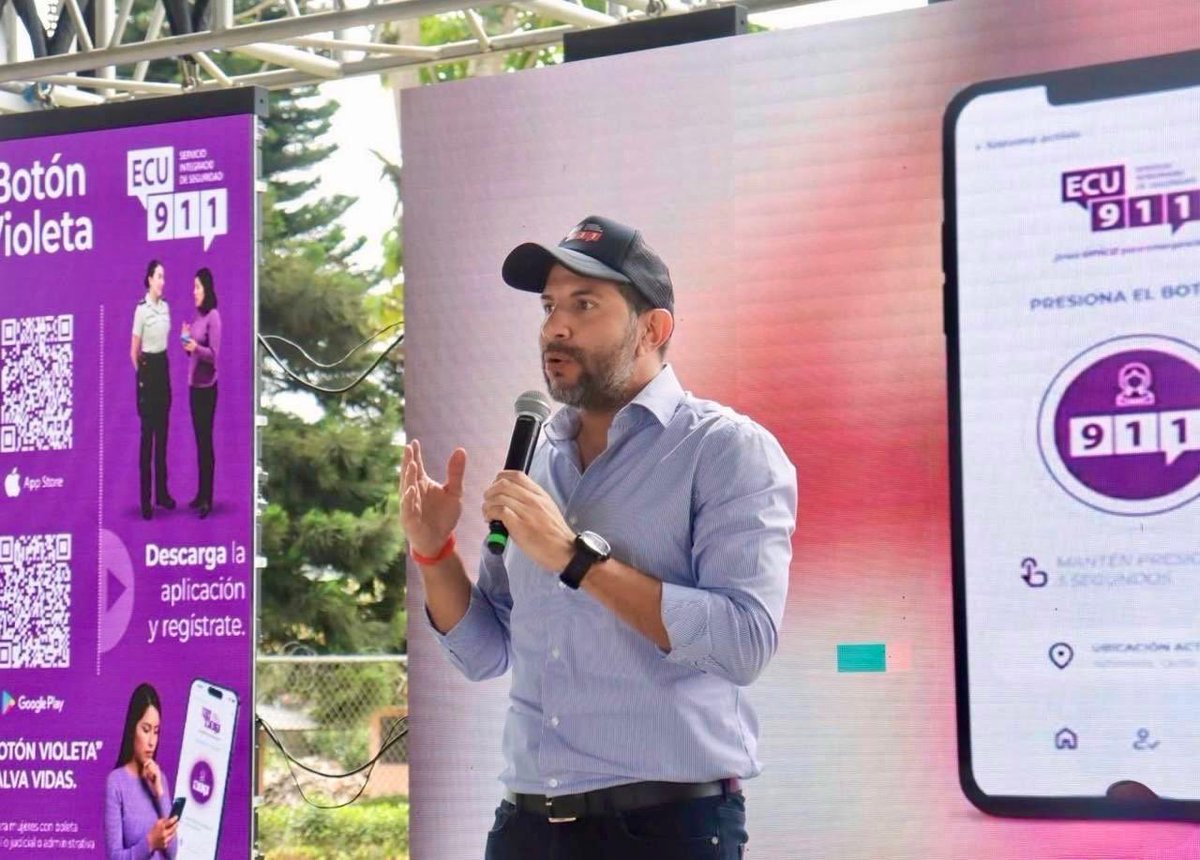 ECU911_'s tweet photo. 💜 #SantoDomingo | El Director General del #ECU911, @JCPaladines, participó junto a autoridades locales y nacionales del evento de socialización del aplicativo Botón Violeta ECU 911, activo para generar alertas sobre emergencias de violencia contra la mujer.

Decenas de ciudadanas de la Cooperativa Cristo Vive participaron del programa en el que se informó que el Botón Violeta ECU 911, presionándolo por 3 segundos desde un teléfono celular, permite activar una coordinación oportuna con la @PoliciaEcuador 

Para el Gobierno del Ecuador, la protección de las mujeres es una prioridad.