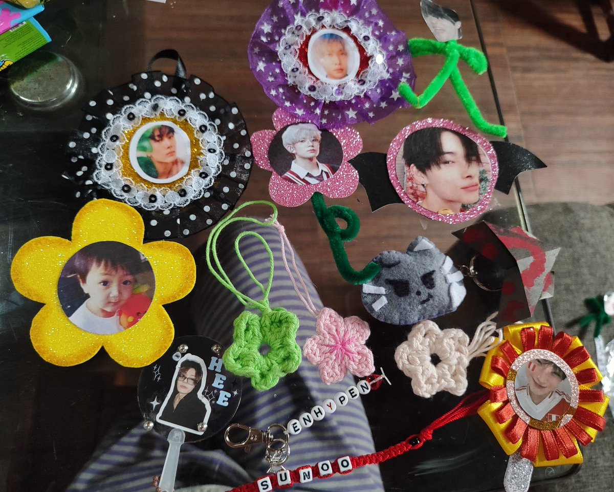 KeyZavalet2846's tweet photo. Y todo esto me muestran sus freebies los míos fueron de intercambio , y los desarme para que no se dañe nada, es lo más divertido post concierto Enhypen. https://t.co/66cVnPXMvn