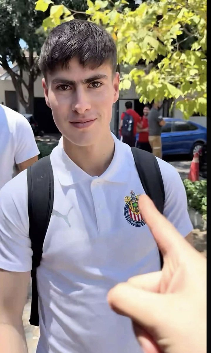 sosocide's tweet photo. las @chivas también tiene prepas? o porque trae uniforme de puberto preparatoriano precoz el
hormigol https://t.co/PqOLSXvd4z