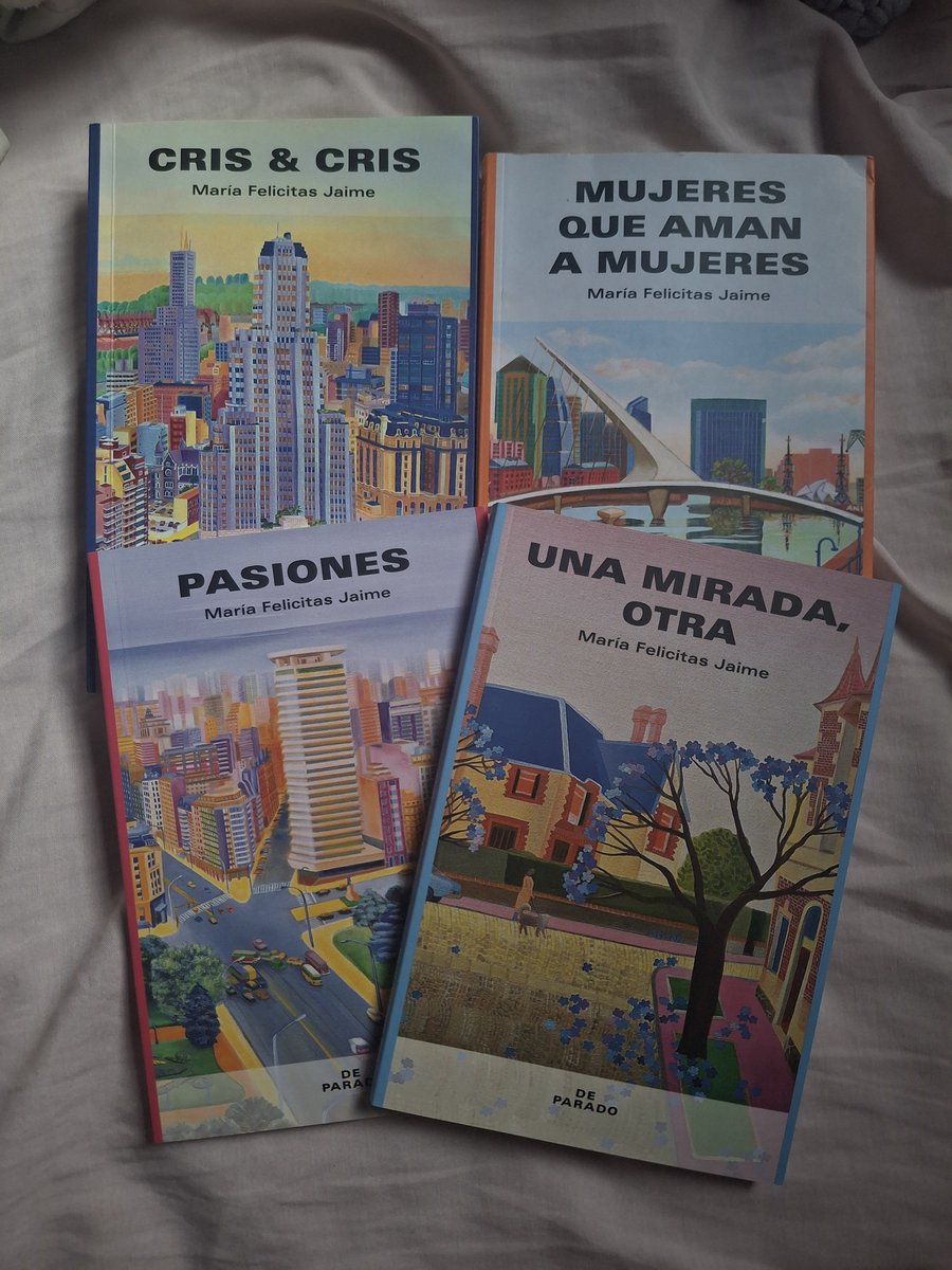 iwroteapoemm's tweet photo. la colección de libros lesbicos que tenemos con mi novia y cada una marca el libro a medida que lo leemos con un color distinto 🤏🏻 https://t.co/EPcambop6u