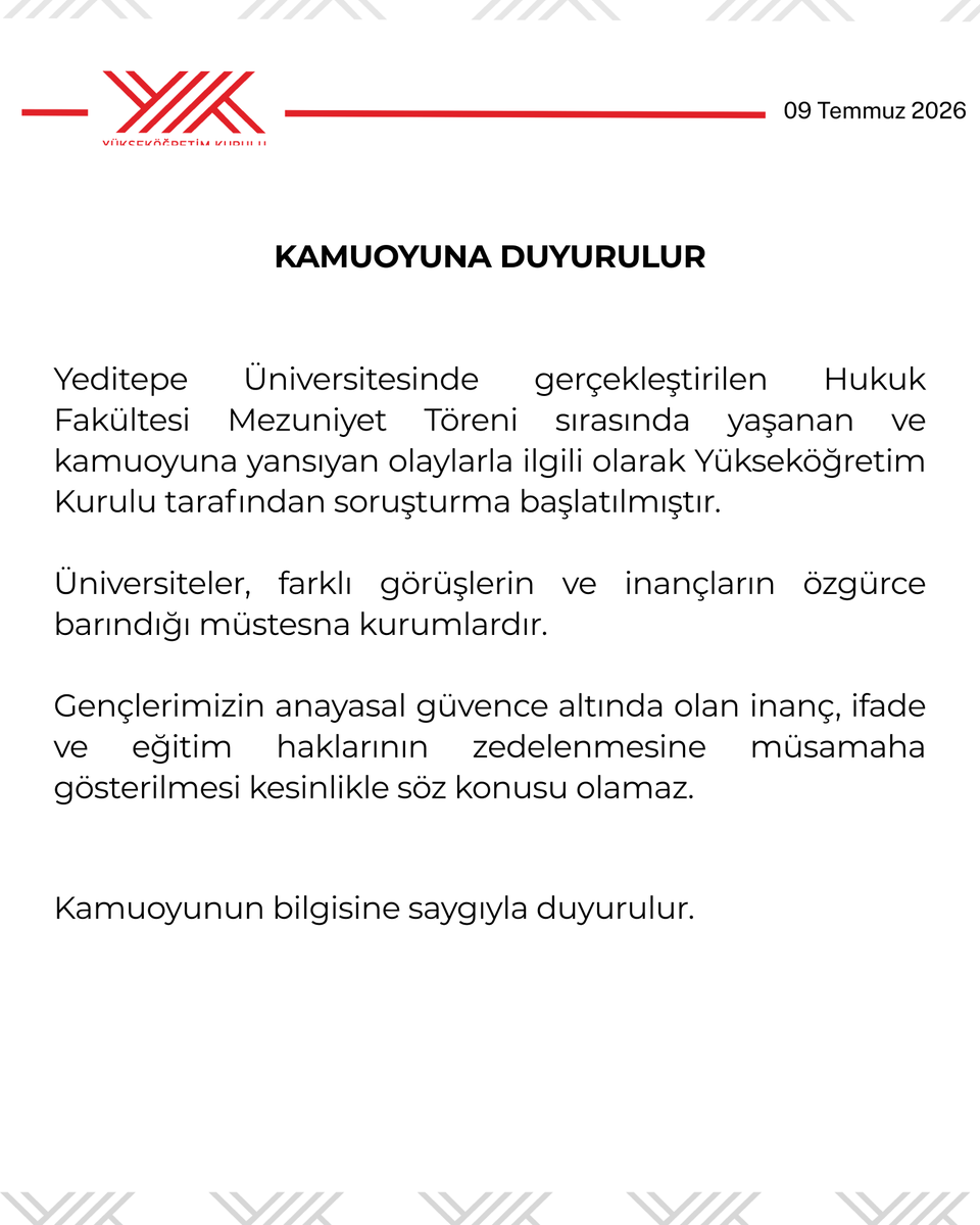 dailyislamist's tweet photo. 🔴 YÖK, Yeditepe Üniversitesi mezuniyet töreninde Kur'an-ı Kerim ayetinin kapatılmasıyla ilgili soruşturma başlattı:

"Gençlerimizin inanç haklarının zedelenmesine müsamaha gösterilmesi söz konusu olamaz."