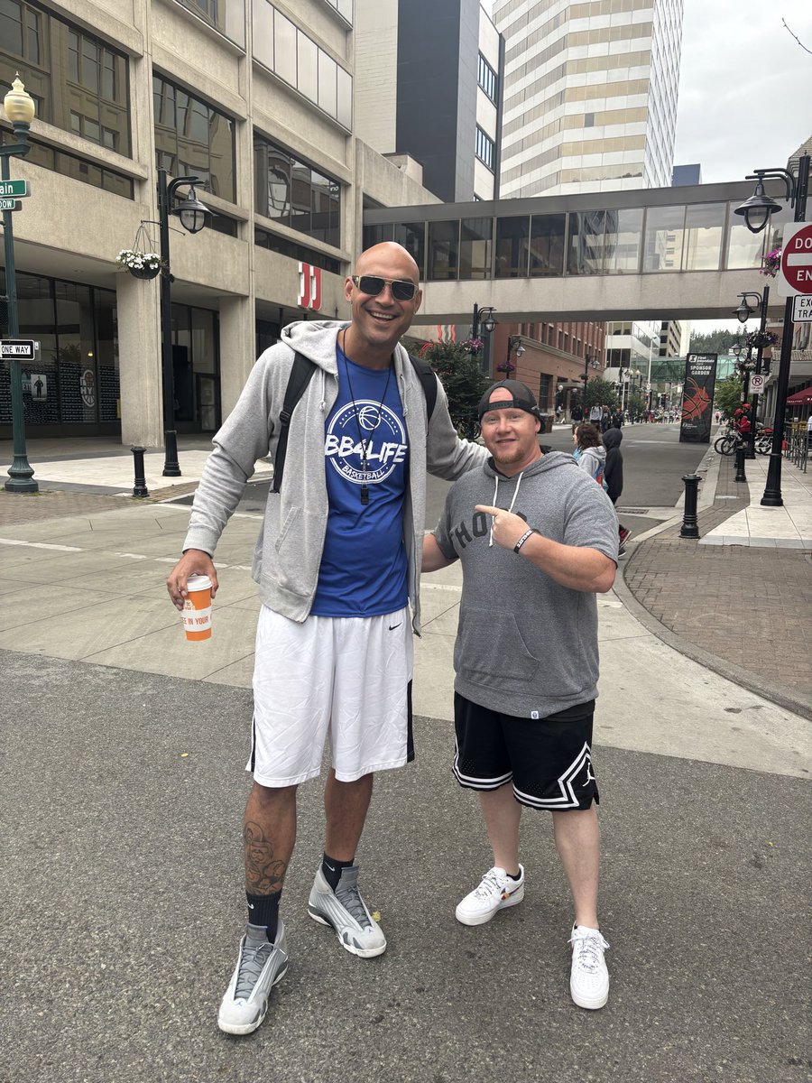 BeBall4Life's tweet photo. My brotha @Bobby_Sacre repping one of his favorite brands @BeBall4Life at the largest 3 on 3 Tourney in the 🌎 @SpokaneHoopfest Website launching very soon. Stay tuned and thank you my brotha Rob. #bros4life @LockedOnZags @slipperstillfit 👊🏼💪🏽😤🏀🔥💯 https://t.co/W3eXntkqju