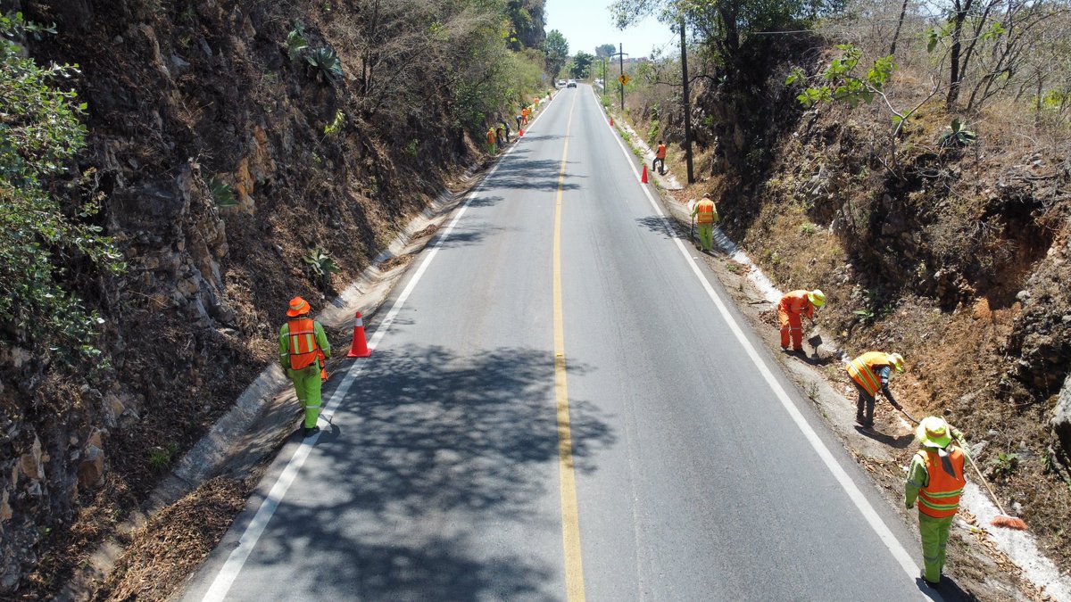 SICTGuerrero's tweet photo. 🤝 Diálogo y coordinación para fortalecer la infraestructura carretera en Guerrero

El Centro SICT Guerrero, autoridades municipales de Igualapa y representantes de distintas localidades sostuvieron una reunión de trabajo para dar seguimiento a las necesidades de infraestructura. https://t.co/dEUVDRc8rS