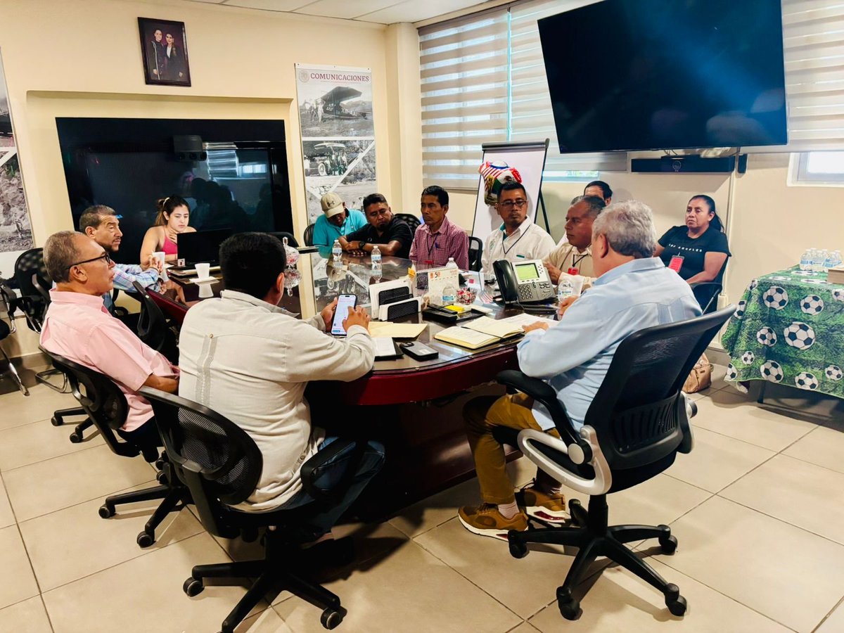 SICTGuerrero's tweet photo. 🤝 Diálogo y coordinación para fortalecer la infraestructura carretera en Guerrero

El Centro SICT Guerrero, autoridades municipales de Igualapa y representantes de distintas localidades sostuvieron una reunión de trabajo para dar seguimiento a las necesidades de infraestructura. https://t.co/dEUVDRc8rS