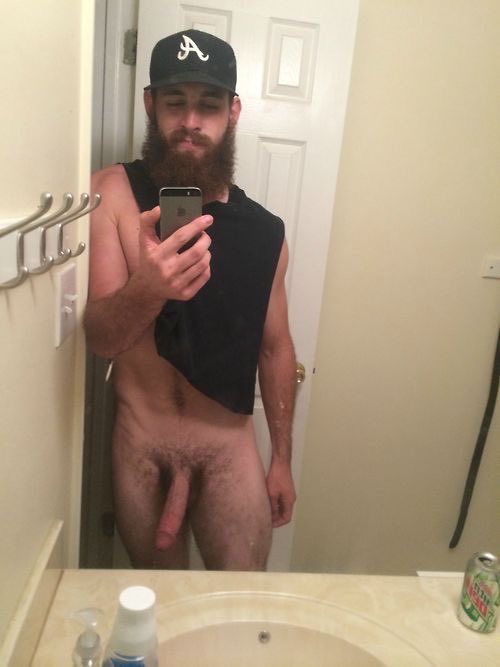 BurgerBoss00's tweet photo. #long #selfie #beard #hat https://t.co/MJUptBlJb4