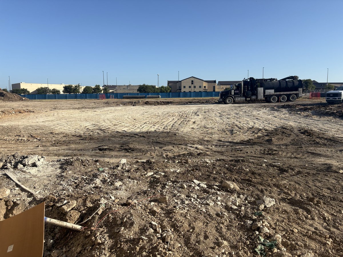 EastviewHFC's tweet photo. We ran out of weight this morning for “Squat ME Thursday”.  Two things:
1- Our guys have gotten a lot stronger over the last year. 
2- This program has definitely outgrown our current facilities and equipment.  

This new weight room and fieldhouse can’t get built fast enough. https://t.co/B1cjx9LEI5