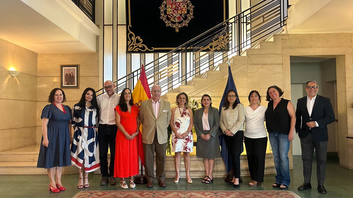 EmbEsElSalvador's tweet photo. Reunión en la Embajada 🇪🇦, con el recién constituido CRE 2026-2030 para presentar su plan de trabajo y explorar vías de colaboración entre CRE y Embajada para mejorar la atención y asistencia a los españoles residentes en 🇸🇻 https://t.co/XtOQAiMpv4