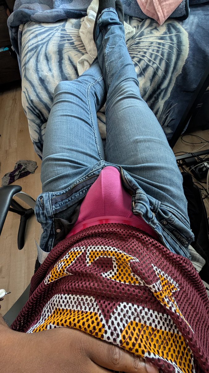 KJM_0033's tweet photo. Leyendo en la casa así https://t.co/OfMQhBGF5s