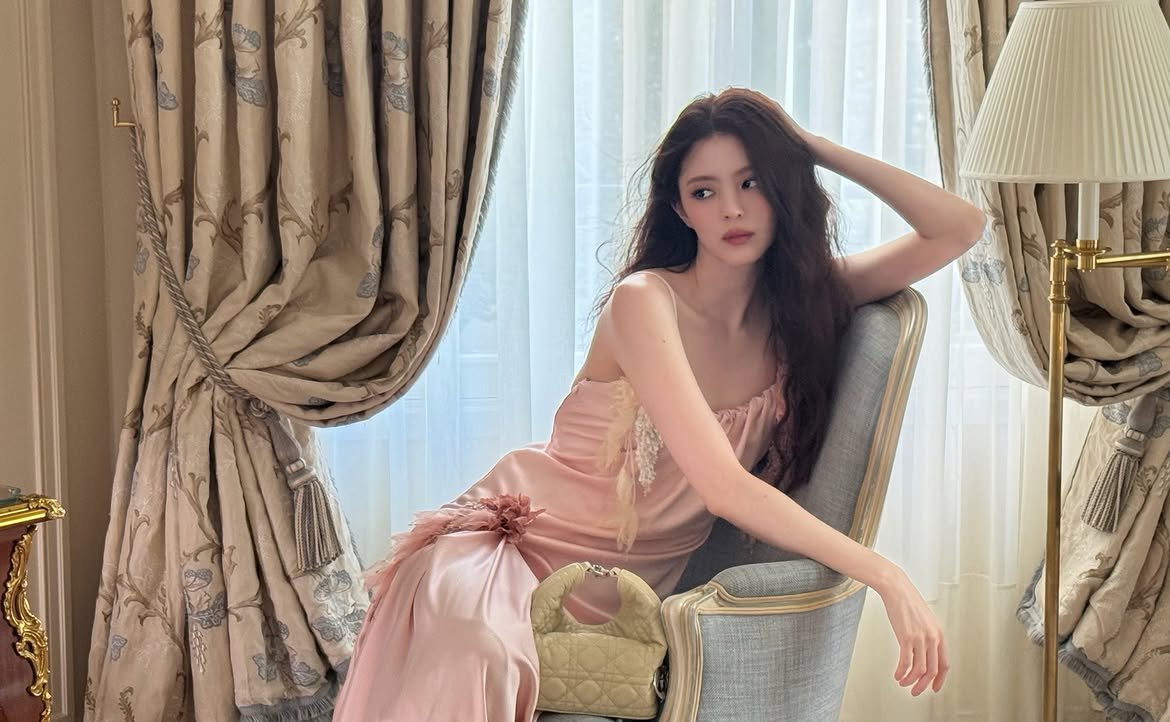 Yoon_Chae_ok's tweet photo. 📸: @xeesoxee @dior jonathananderson 🌱🌿🍀☘️ #Dior #DiorCouture https://t.co/xUNNIMSieW