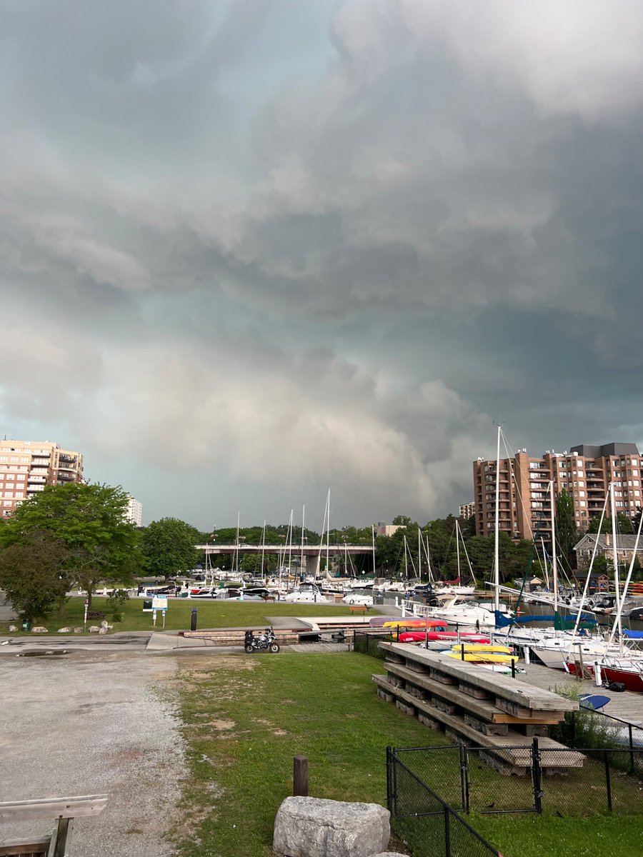 WeatherManRed1's tweet photo. Dangerous thunderstorm moved through Oakville this afternoon. Multiple branches/trees down, sails ripped, patio/BBQ tossed, possible funnel / gustnado / rising scud. Easily orange level warning for straight line winds, 45 knot squall warning was not enough. #onstorm https://t.co/QYCcLs8EBK