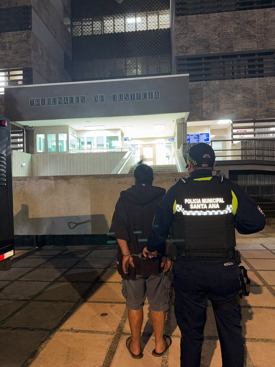 SantaAnaGob's tweet photo. #Atención 

Oficiales de la Policía Municipal, en un abordaje enfocado a la disminución de la criminalidad, logran ubicar un sujeto de apellido Salazar quien era  buscado por el delito de tentativa de femicidio.

De inmediato es puesto a la orden de la autoridad judicial. https://t.co/N2ujdO0bfr