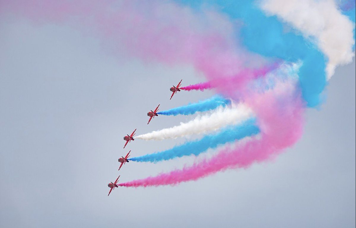AriaTachi19's tweet photo. UK's Red Arrows team really said #transrights over Boston 🏳️‍⚧️ https://t.co/LHTe0dgWAe