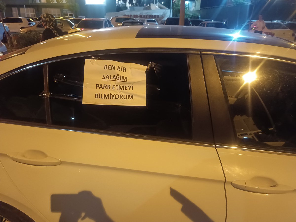 urfaluci's tweet photo. Urfa'da güzel şeyler olmuyor degil, hatalı park yapan birine güzel bir tepki verilmiş helal... https://t.co/UIlLW5Ts5D