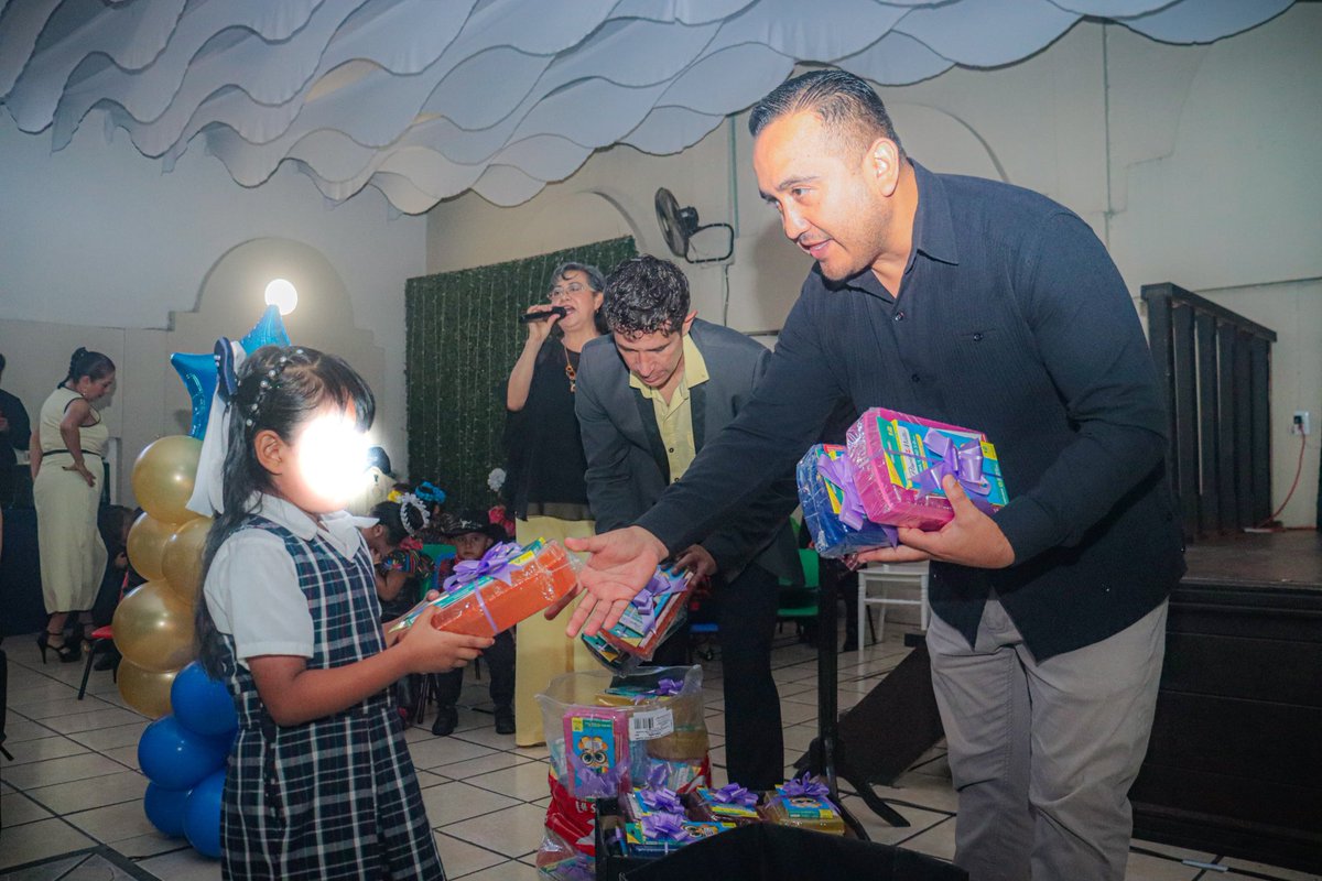 Lic_omar_hm's tweet photo. Acudí para acompañar como padrino de generación a los niños del jardín de niños Natalio Vazquez Pallares, lo cual para mí, es un alto honor. 🎓

En esta ceremonia solemne y bella nos congratulamos de este logro académico por parte de los niños y el esfuerzo de sus maestros y... https://t.co/aTHU2bobnE