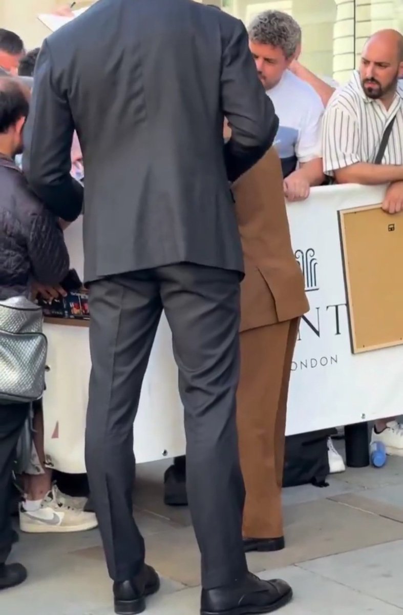ltsreallove's tweet photo. hate to even engage this kind of thing but why would you post this when there's literally another man around his height right there in the video. u guys suck so bad at bigotry ur head's not in it. that gargantuan man is the biggest biological anomaly here. https://t.co/jeFaES8aaS