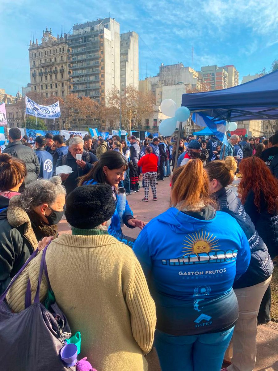 FauppaPanaderos's tweet photo. 🇦🇷🤝 En este 9 De Julio, la Juventud Panadera fue parte de la jornada solidaria de la @CgtJuventud frente al Congreso. Desayunos, olla popular, kits de invierno, posta de salud, consultorios, peluquería, juegos y música para estar cerca de quienes más lo necesitan✌️🥖 https://t.co/n4I0tGL4cu