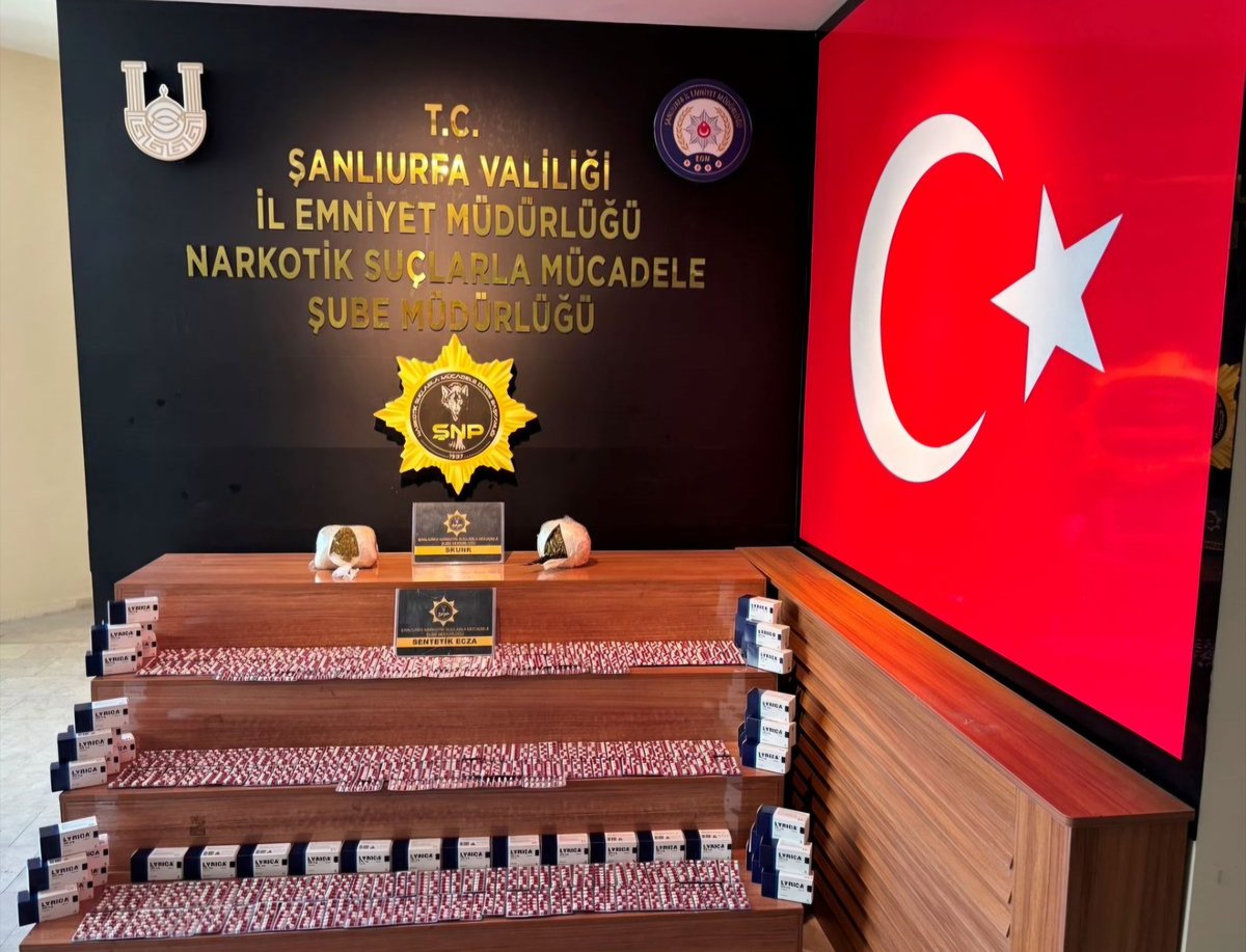 nizipmedyahaber's tweet photo. Şanlıurfa'da yolcu otobüsünde 2 bin 716 sentetik ecza hap ele geçirildi
#Şanlıurfa'da bir #yolcu otobüsünde düzenlenen operasyonda 2 bin 716 sentetik ecza hapı ve 1 kilogram #sentetikuyuşturucu ele geçirildi, bir şüpheli gözaltına alındı.
@SanliurfaEmnMd
@UrfaValiligi https://t.co/6BfsZAJ2cb