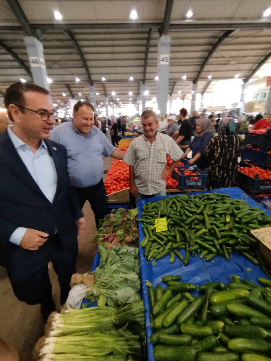 ridvanuz17's tweet photo. #İYİParti teşkilatlarımızla birlikte #Biga esnafımızı ziyaret ederek hayırlı işler dileklerimizi ilettik.

Kepenk açan, siftah bekleyen, maliyetlerle mücadele eden esnafımızın sesine kulak verdik.

Biga’nın çarşısında da pazarı da aynı gerçek var: Üretenin, satanın, alanın yükü ağır.