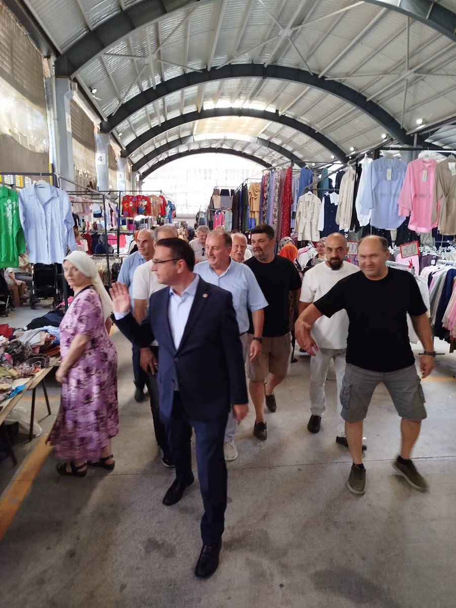 ridvanuz17's tweet photo. #İYİParti teşkilatlarımızla birlikte #Biga esnafımızı ziyaret ederek hayırlı işler dileklerimizi ilettik.

Kepenk açan, siftah bekleyen, maliyetlerle mücadele eden esnafımızın sesine kulak verdik.

Biga’nın çarşısında da pazarı da aynı gerçek var: Üretenin, satanın, alanın yükü ağır.