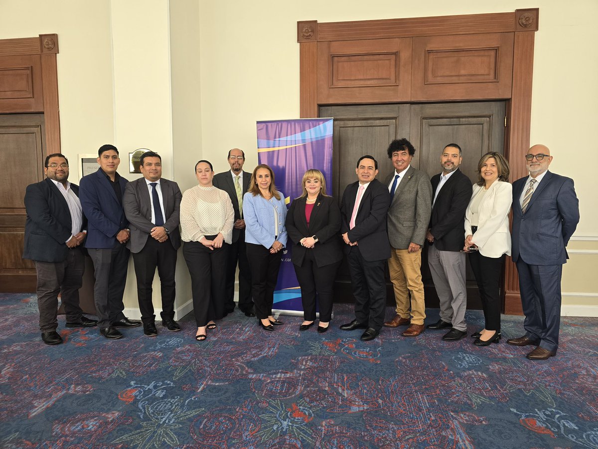 BenjaminMayo_SV's tweet photo. Hoy participé como ponente en el Encuentro Portuario del Triángulo Norte, organizado por @camarasal, donde compartimos la visión de Aduanas 2026: eficiencia y competitividad para mover la región.

Durante este espacio presentamos los avances que estamos impulsando para modernizar la gestión aduanera, fortalecer la facilitación del comercio, optimizar los procesos mediante el uso de tecnología y consolidar una aduana más ágil, segura y competitiva al servicio del desarrollo económico de la región.

El trabajo conjunto entre el sector público, el sector privado y los actores logísticos es clave para construir una Centroamérica más conectada, eficiente y preparada para los desafíos del comercio internacional.