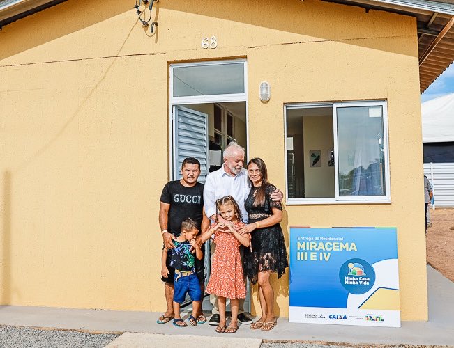 PedroRonchi2's tweet photo. Muitas famílias antes do governo Lula // Muitas famílias depois do governo Lula https://t.co/ilxDY9Inwu