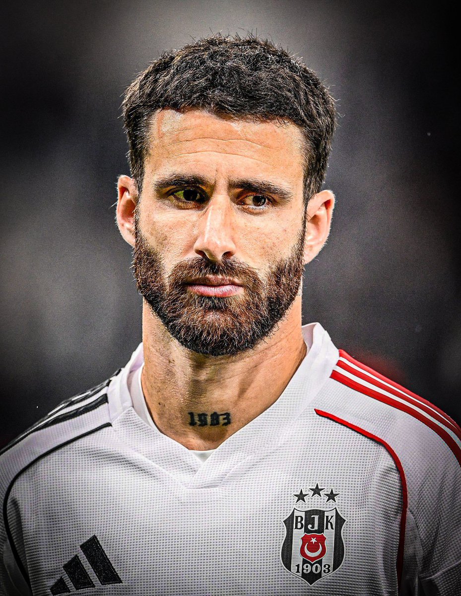 kartalanalizcom's tweet photo. Rıza Çalımbay: “Rafa Silva'nın gitmemesi gerekiyordu. O takıma çok faydalıydı. Oyunu kuran ya da pozisyon hazırlayan oyunculardan bir tanesiydi. O yüzden onun gitmemesi gerekiyordu.” https://t.co/HJbMZlYF5a