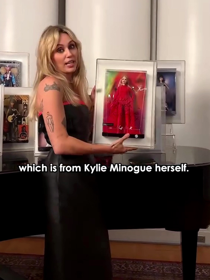 KylieTWST's tweet photo. Kylie Minogue gifted her Barbie to Miley Cyrus' Barbie collection.

📷: billboard https://t.co/2P23k1oYr9