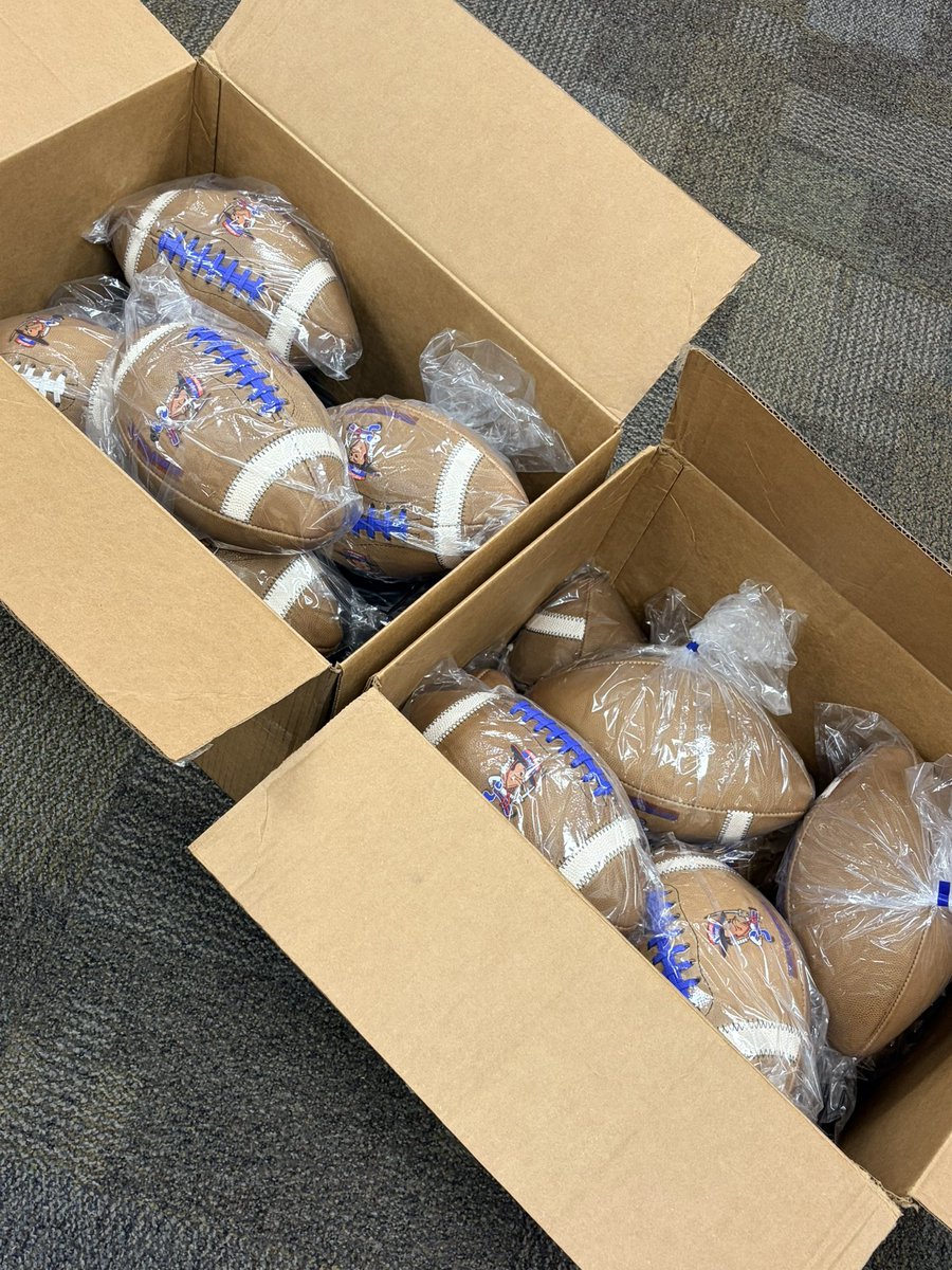 Eric_Mims_Sr's tweet photo. It felt like Christmas morning when I opened the box to see the new football! This means the season is around the corner.
#NEIGHBORHOODHEROES
#NORTHSIDEPRIDE
#OURTURN https://t.co/rXAc11H3zB