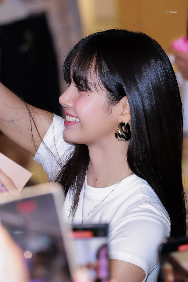 skemzei's tweet photo. she has the prettiest side profile ever https://t.co/GVw3AOjU0Z