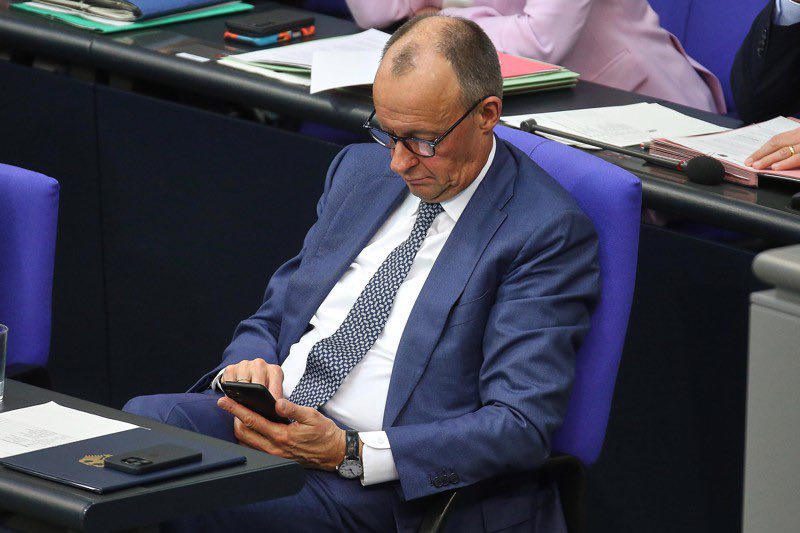 MyLordBebo's tweet photo. 🇩🇪‼️🚨 IPHONE-HOLICS

German MPs get on average 2.6 iPhones per year, paid for by the taxpayer.

43.5% of the iPhone purchases are made shortly before Christmas.

→ Could it be that German politicians get free iPhones for their friends and family … and the taxpayer funds this?

Or do they really need a new iPhone every 5 months?
