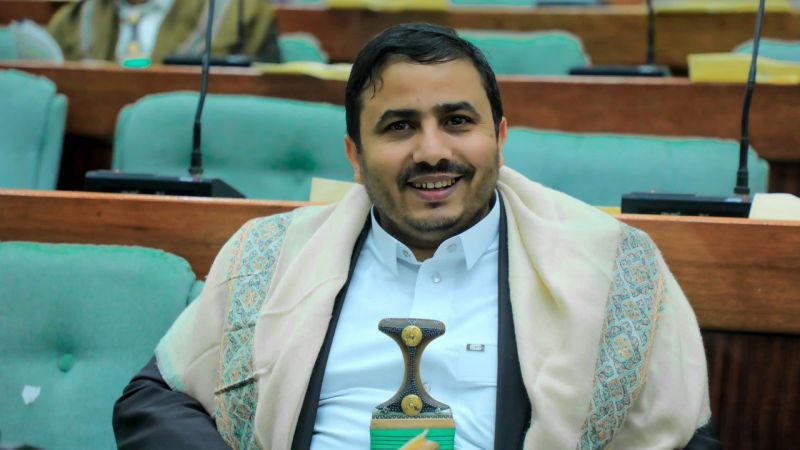 TWT_arabic's tweet photo. عضو المكتب السياسي لأنصار الله "محمد الفرح":

ما الذي تبقّى بيننا وبين الغرب إذا كانت جميع المعاهدات والاتفاقيات والمواثيق مهددة بالنقض في أي لحظة؟

لقد وُجدت الدبلوماسية بديلةً عن الحرب، ولتكون عنوانًا للسلام، وثمرتها الاتفاقيات والمعاهدات والتسويات. فإذا أصبحت هذه الاتفاقيات تُنقض كلما تعارضت مع مصالح الطرف الآخر، فلم يبقى سوى أن تضع بندقيتك بجانبك حتى عندما تنام، وأن يكون سلاحك نصب عينيك.
لقد عبّر القرآن الكريم عن هذه السمة بقوله تعالى: ﴿أَوَكُلَّمَا عَاهَدُوا عَهْدًا نَّبَذَهُ فَرِيقٌ مِّنْهُمْ﴾ [البقرة: 100].
وبالتالي فإن الحديث عن الدبلوماسية بيننا وبينهم تفقد معناها، و السلام العالمي اليوم مهدد في ظل نظام دولي لا يحترم الإتفاقيات، ولا يصون العهود.
#شبكة_𝐓w𝐓_الإعلامية