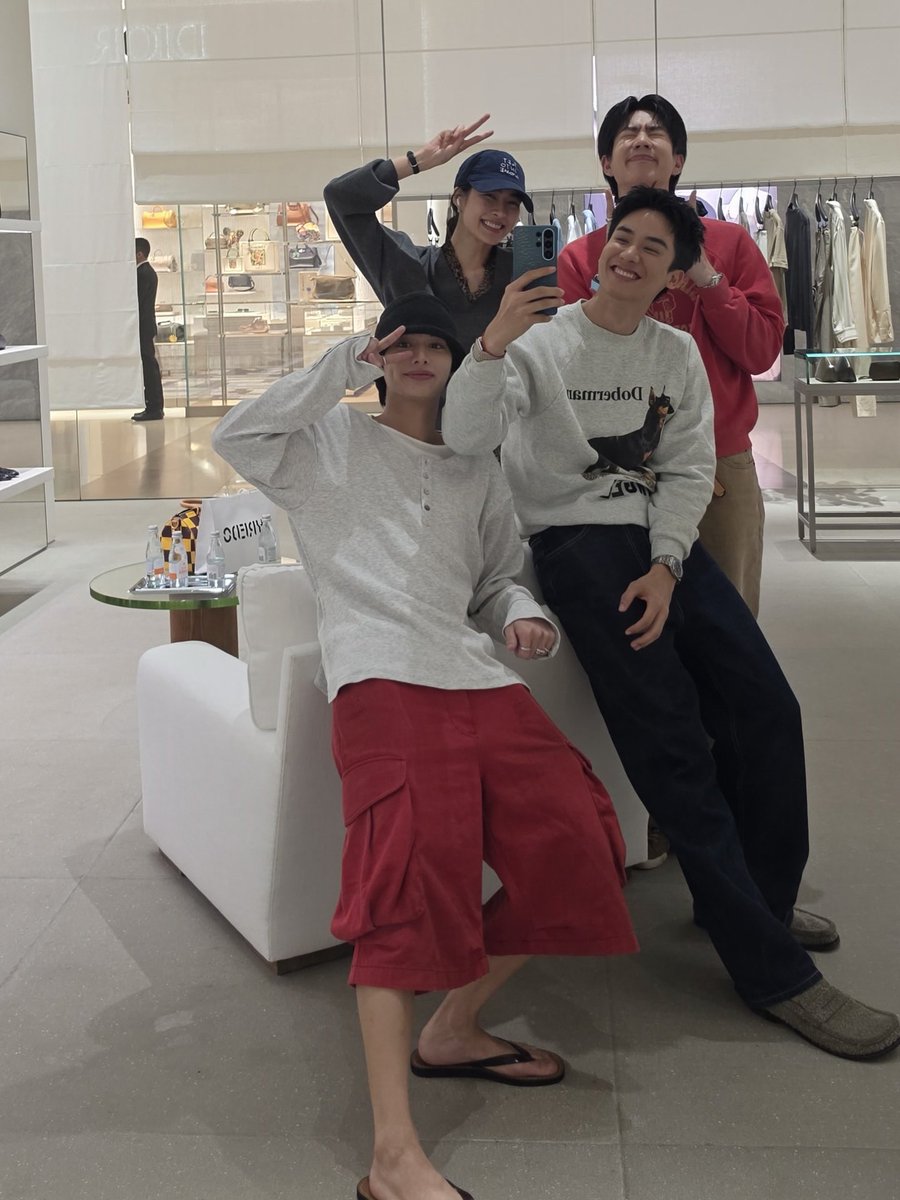 bubuuqy's tweet photo. เอ้าพี่หลิงไปอยู่แก้งจีเอมเอม ได้ไง5525252525252525 https://t.co/pFIodmS6ix
