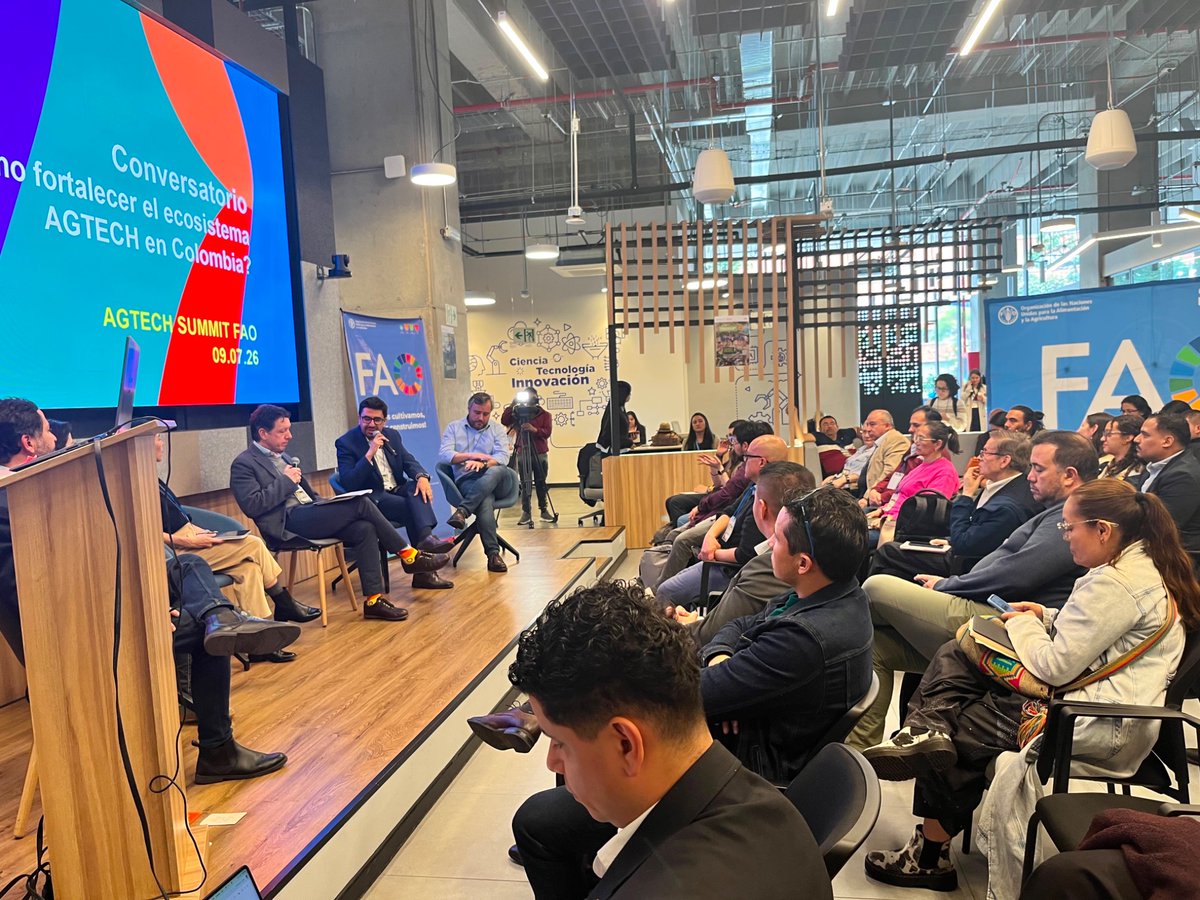 ConsejeriaTIC's tweet photo. 🌱✨ #BogotáCapitalDigital se conecta con el futuro del campo colombiano en el #SummitAGTECH 2026 de @FAO_Colombia 

Hoy la @ConsejeriaTIC compartió un espacio de conversación junto a @BancoMundialLAC, @camaracomerbog, inversionistas y representantes del sector #AgroTech, en el que hablamos sobre las apuestas de @Bogota en conectividad rural, formación en habilidades digitales y soluciones tecnológicas que fortalecen a pequeños y medianos productores.

🚀 Con innovación, alianzas y apropiación digital, seguimos transformando la ruralidad bogotana y acercando la tecnología a quienes sostienen nuestra ciudad. 🌾🥔🧺