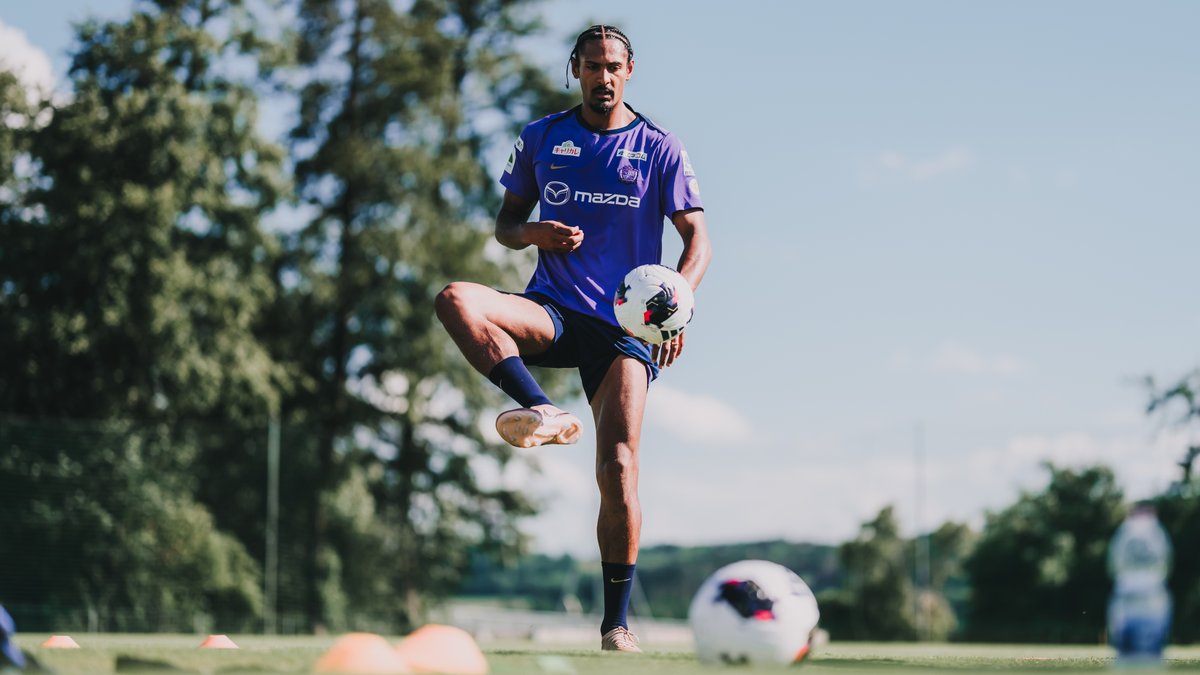 sanfrecce_SFC's tweet photo. 𝐒𝐞𝐛'𝐬 𝐣𝐨𝐮𝐫𝐧𝐞𝐲 𝐬𝐭𝐚𝐫𝐭𝐬 𝐡𝐞𝐫𝐞📈
昨日チームに合流したセブも、ピッチでのトレーニングをスタートさせました🔥

#セバスティアン・アレー
#sanfrecce #ONEVIOLET https://t.co/0zfeKMeaBd