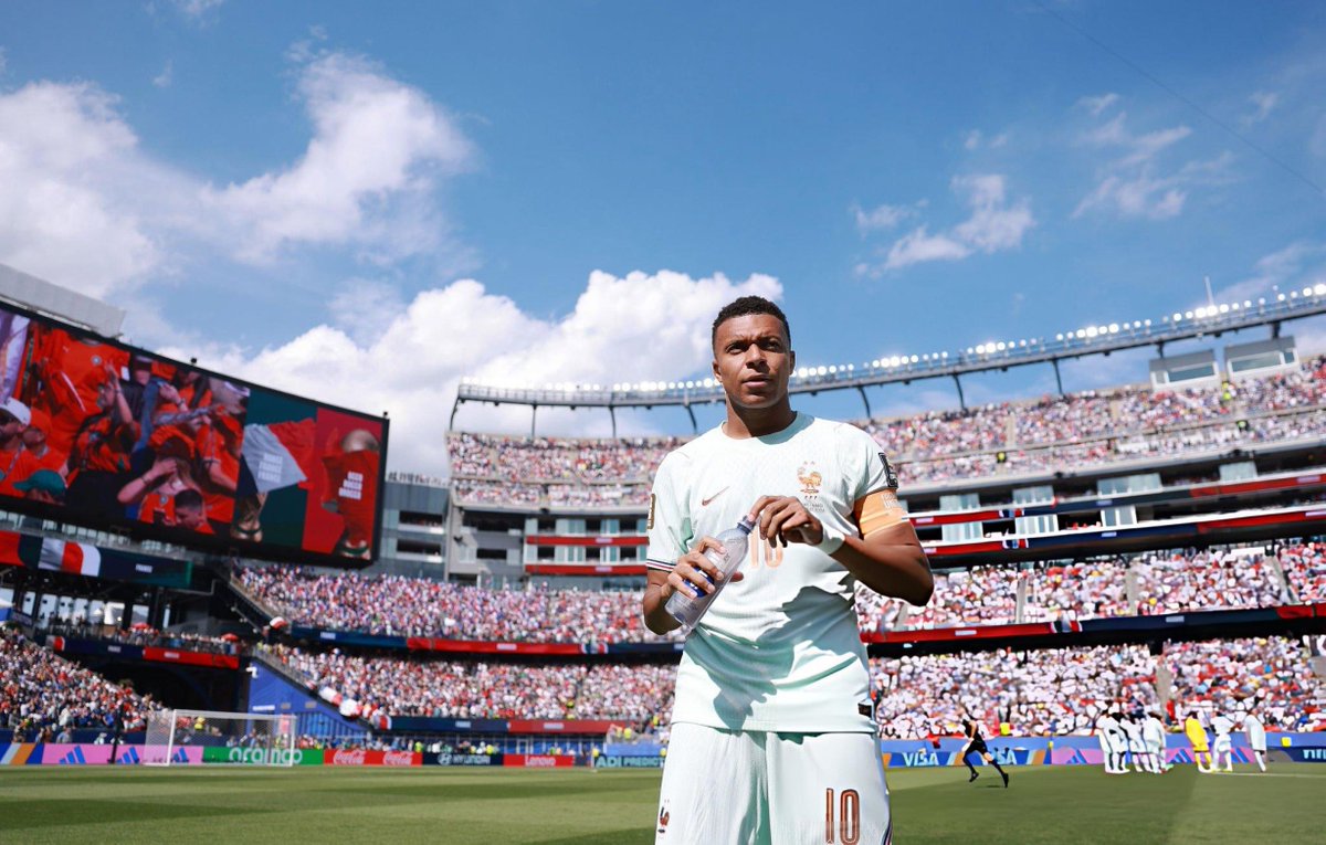 _wsn8's tweet photo. 📸 || Mbappé ✨🤍
#FIFAWorldCup - #France https://t.co/WU2TNGr6EF