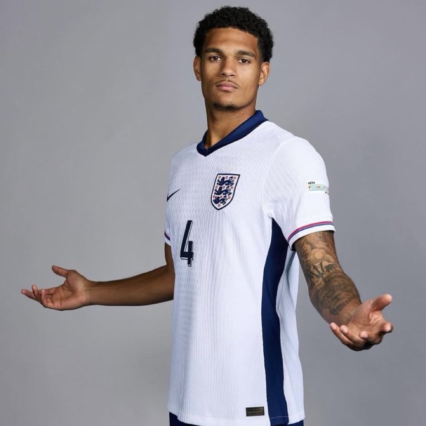AlertaNews24's tweet photo. 🏴󠁧󠁢󠁥󠁮󠁧󠁿 | AHORA - MUNDIAL 2026: La FIFA ha suspendido a Jarell Quansah por dos partidos tras su tarjeta roja contra México. https://t.co/loDQh5OzcP