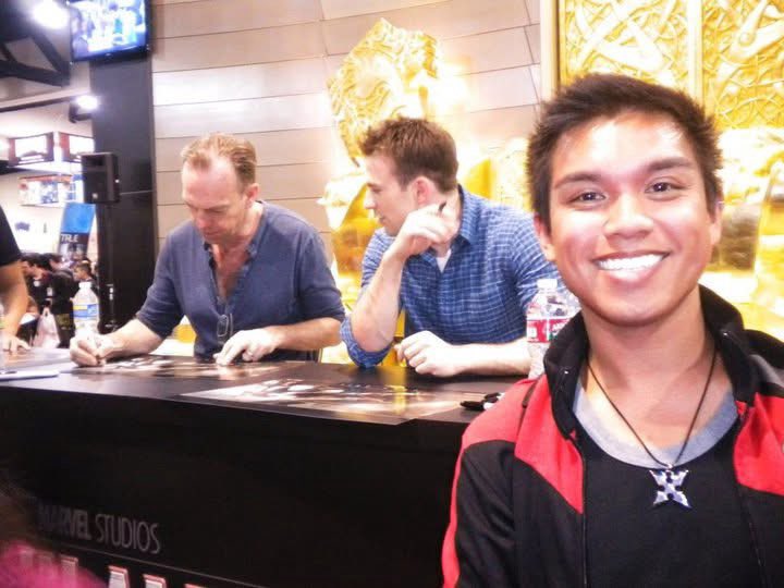 AJatComicCon's tweet photo. #TBT throwback to 2010 when the 1st @CaptainAmerica movie was promoted at Comic Con! Got to meet the cast for a signing.🛡️🇺🇸
@MarvelStudios #SDCC #ChrisEvans #HugoWeaving https://t.co/zCUmXto1fz