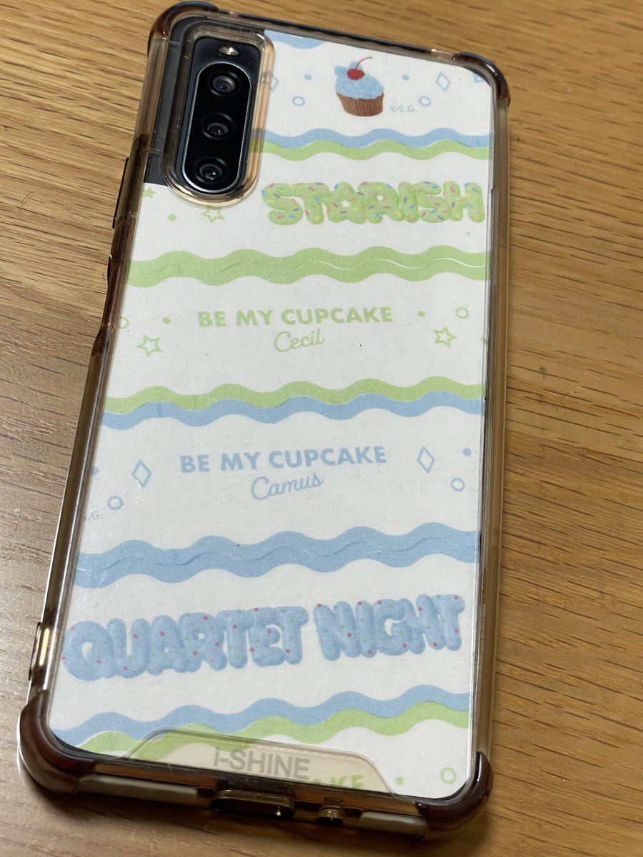 liberty910's tweet photo. ただの思いつきだったし時間ないからほぼ即席だけどギリギリ推しアピしつつ一般社会に擬態できそうなスマホ裏にした。あいぽんくんはまだ手が回りそうにない。 https://t.co/4kqoTfQzYK