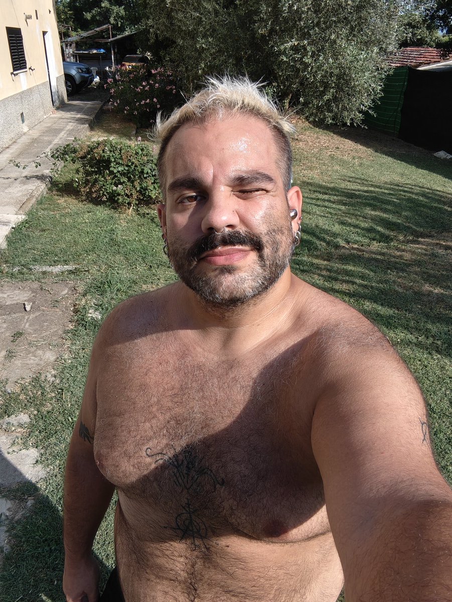 B_di_Bones's tweet photo. Fare giardinaggio con questo sole e caldo è leggermente spossante... https://t.co/oRwkLXGhvi