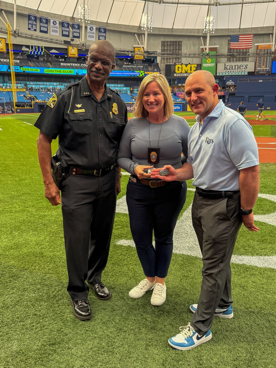 StPetePD's tweet photo. A great partnership on and off the field! ⚾
Chief Holloway presented the @RaysBaseball owner &amp; manager with our new challenge coin, symbolizing our partnership.
Det Hunter also presented a donation to the TB Rays Foundation from challenge coin sales. 💙 https://t.co/87xukeIH9k