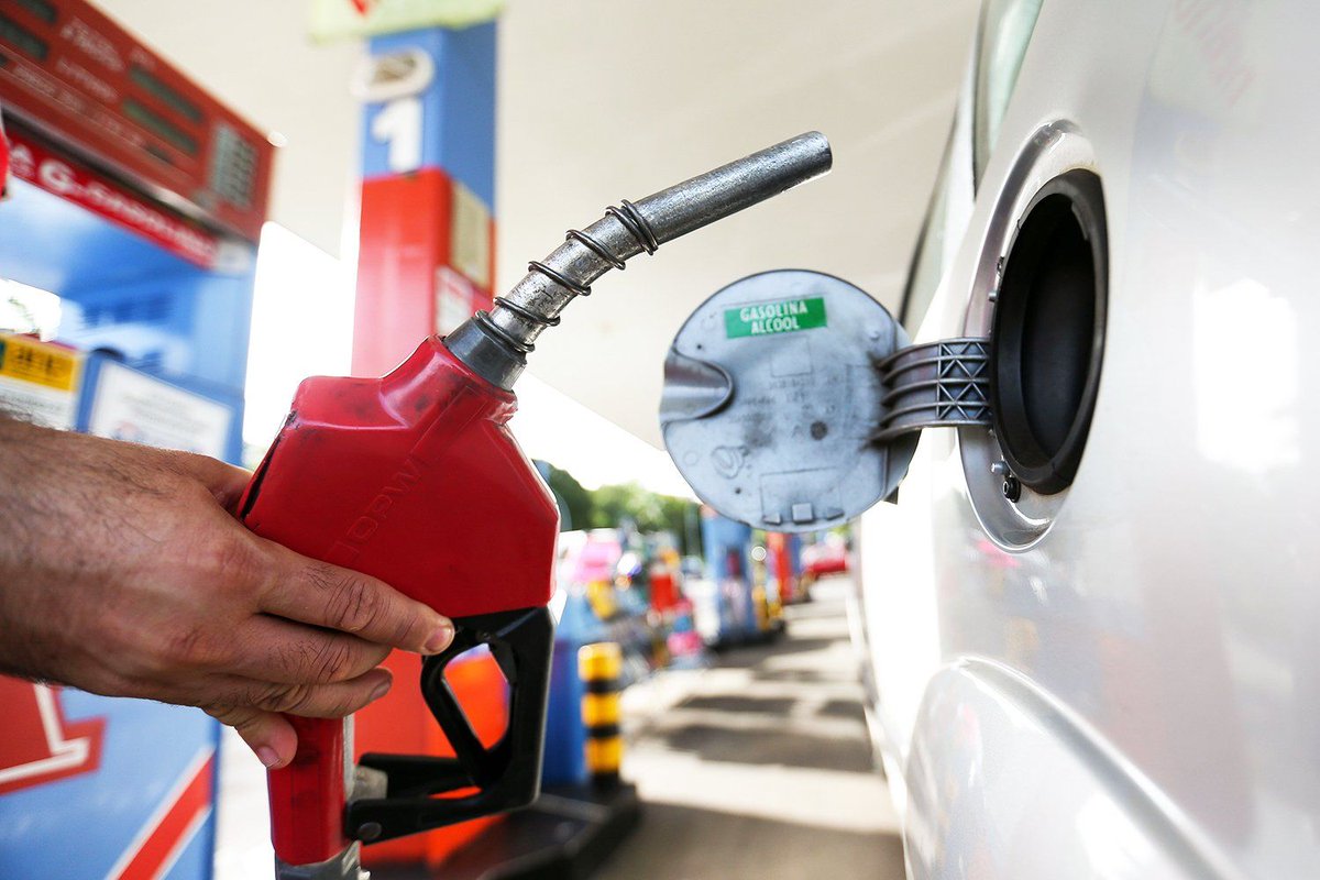 eixopolitico's tweet photo. 🇧🇷 Governo vai elevar na próxima semana o percentual do etanol na gasolina, dos atuais 30% para 32%. É a segunda vez que isso aconece no atual mandato de Lula: em 2025, subiu de 27% para 30%.

Com mais etanol na gasolina, o consumo do carro também aumenta, já que o etanol é menos eficiente. A medida não necessariamente reduz o preço da gasolina, que é vendida atualmente a R$ 6,61, segundo a média de preços da ANP.