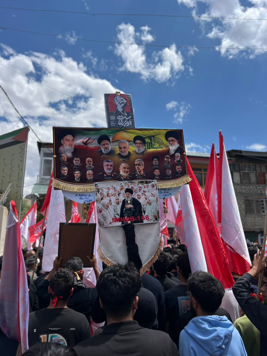 __Grook__'s tweet photo. Thousands participate in the farewell procession for the Martyred leader imam khamenie in Kargil .
#Kargil
@MasroorAnsari @PressTV @mehdizafar @TehranTimes79 @ShiaVisuals @zainab_mirza28 @Mehvish13655062 https://t.co/SrsfiVY5wl