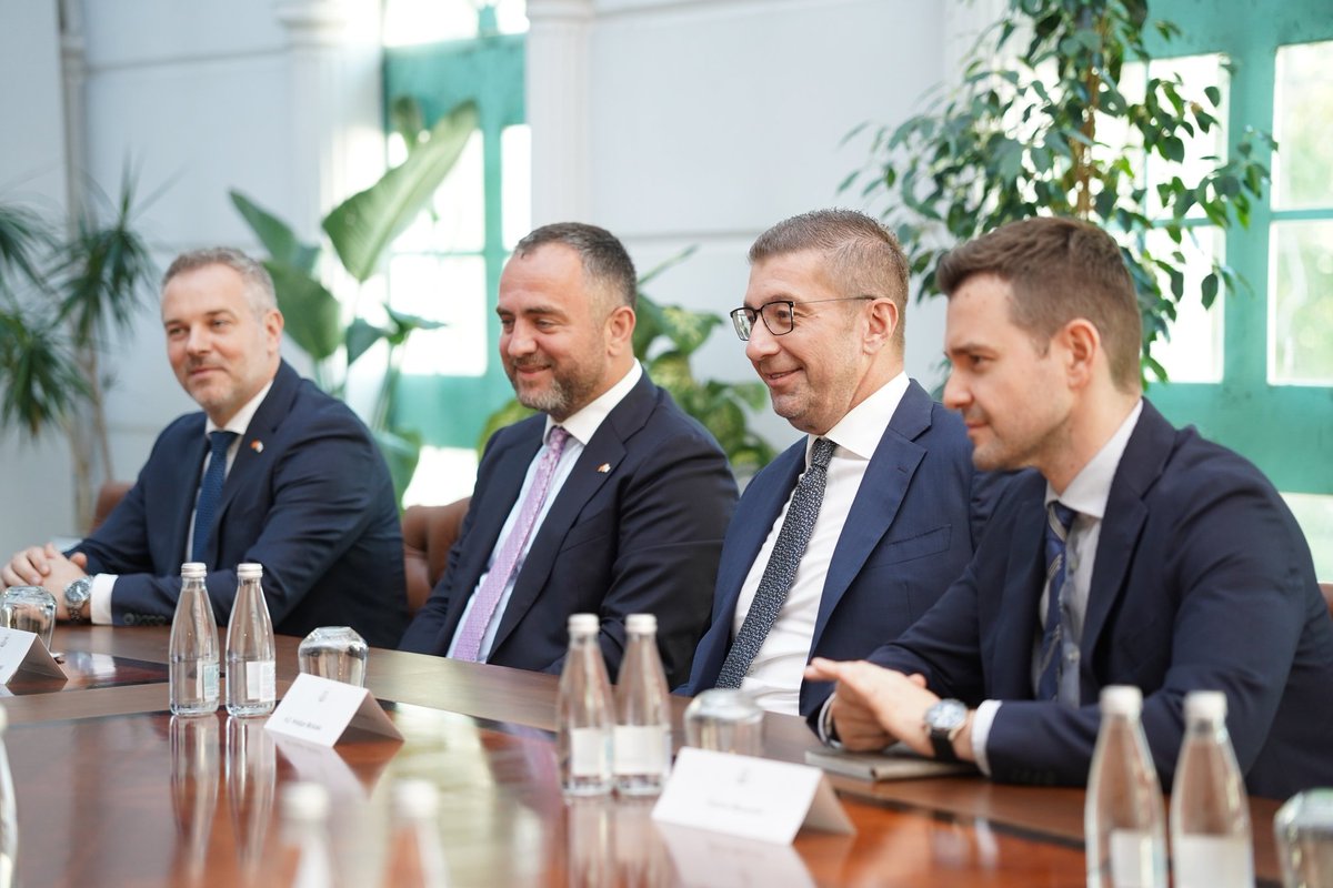 MickoskiHM's tweet photo. Денеска остварив средба со генералниот секретар на Интерпол, Валдеси Уркиза.

Разговаравме за унапредување на соработката со Интерпол, за зајакнување на борбата против организираниот криминал, сајбер-криминалот, трговијата со луѓе и сите облици на прекуграничен криминал, како и за понатамошно јакнење на капацитетите на нашите институции.

Државата останува посветен и доверлив партнер во меѓународните безбедносни напори. Само преку силна координација, размена на информации и заедничко дејствување можеме поефикасно да ги заштитиме граѓаните, да го зачуваме владеењето на правото и да придонесеме кон поголема регионална и глобална безбедност.
