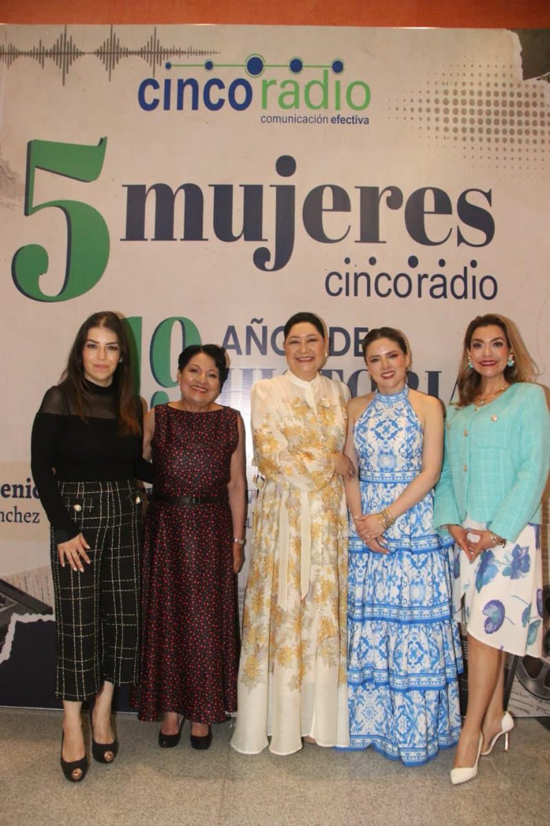 SilviaArguello_'s tweet photo. Hay proyectos que trascienden el tiempo porque nacieron con un propósito: acompañar, informar e inspirar. 🎙️✨

Celebrar 19 años de @cinco_mujeres es reconocer el compromiso, la pasión y el trabajo de quienes, semana tras semana, han hecho de este espacio una voz cercana para miles de personas.

Felicidades especiales a mi mamá @SilviadeJulian y a todo el gran equipo que ha hecho posible esta historia. 💖

Que sigan muchos años más compartiendo micrófonos, historias y ese compromiso de hacer una radio cercana, humana y con propósito. 🤍📻
