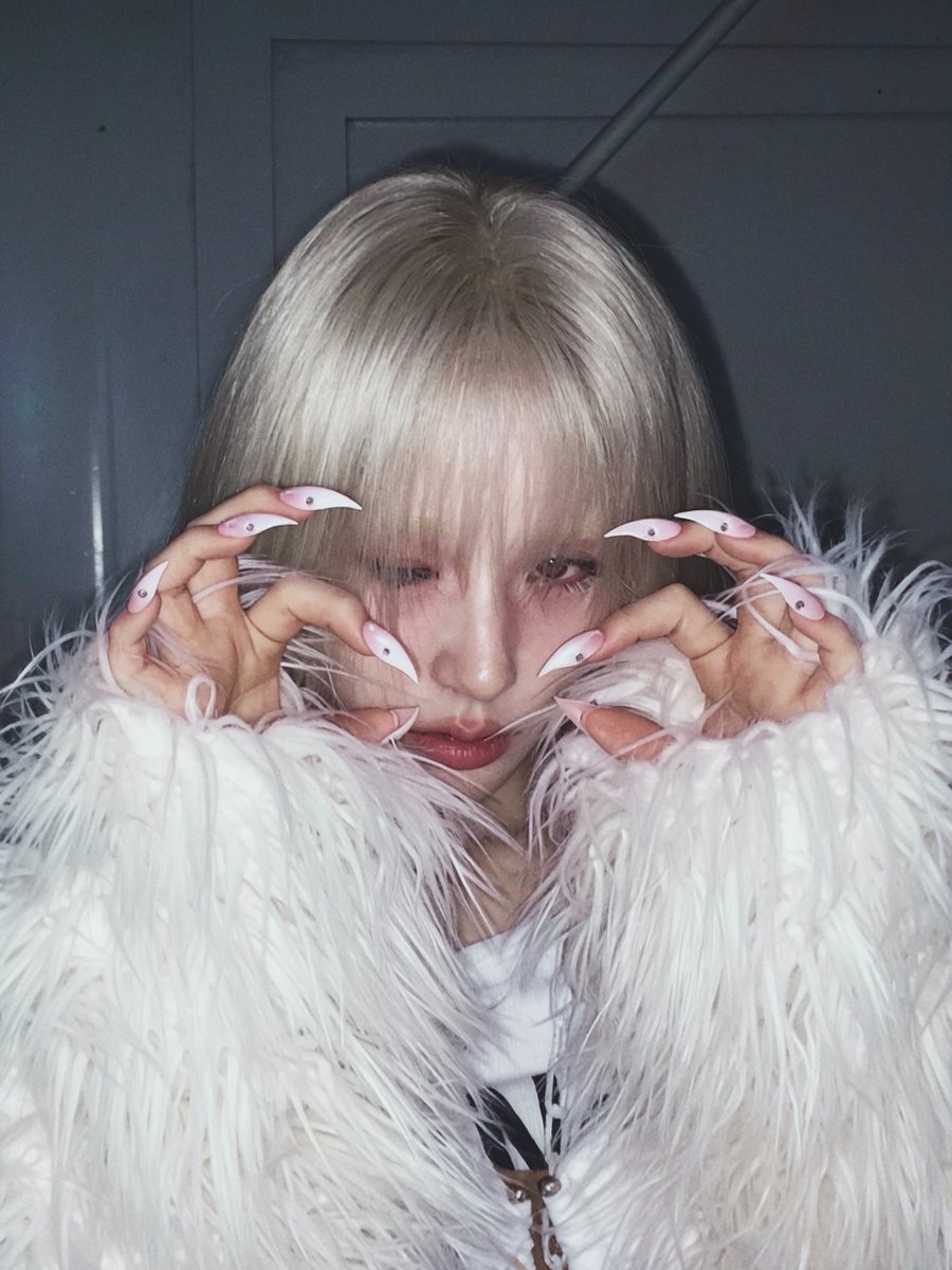 orrery_nim's tweet photo. Heejin Instagram post
Hyper-Ego

Am I scary?

Acting cool

The dubai waffle that Haseulie unnie bought

Should I try a tooth gem? keuk

My nails are scary huh

ㅋㅋㅋㅋㅋㅋㅋㅋ https://t.co/IJBe00gPGb