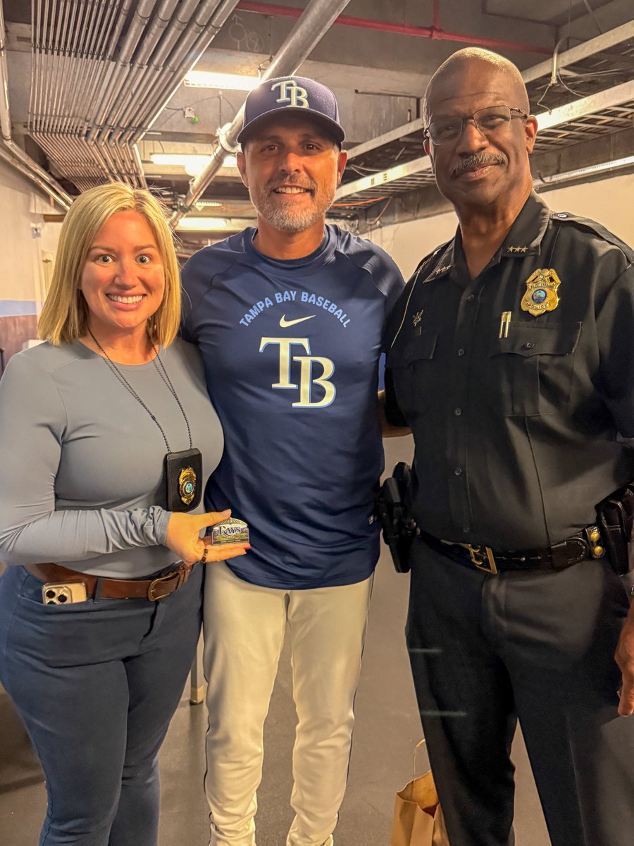 StPetePD's tweet photo. A great partnership on and off the field! ⚾
Chief Holloway presented the @RaysBaseball owner &amp; manager with our new challenge coin, symbolizing our partnership.
Det Hunter also presented a donation to the TB Rays Foundation from challenge coin sales. 💙 https://t.co/87xukeIH9k