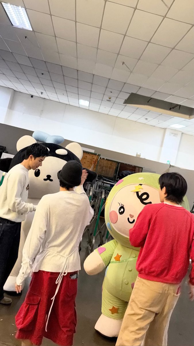 offgun_family's tweet photo. รบกวนผู้ปกครองปล่อยบุตรหลานไปทำงานนะคะ 😆 @off_tumcial @AtthaphanP @BABII_GMMTV 

📸 IGs : creamkcn

TCEX 2026 SIAM PARAGON
#BABII #NongBabii #ออฟกัน #OffGun
#SiamParagonxTCEX2026xGMMTV https://t.co/NikyX0IaWj