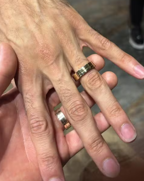 poptime's tweet photo. Douglas Souza, jogador da seleção brasileira de vôlei, se casou com o cantor Gabriel Campos. 🏳️‍🌈 https://t.co/UhOdPr5Opr