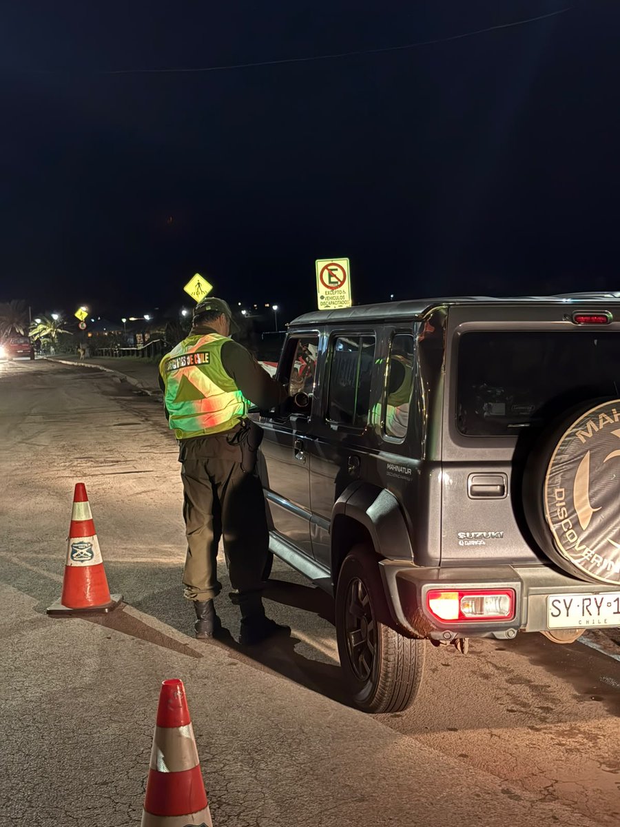 ZonaCarabValpo's tweet photo. #Carabineros de la 6ª Comisaría #RapaNui (F), en el marco de una 📢"Ronda Impacto", efectuó diversos controles vehiculares y de identidad en distintos sectores de la 🏝️isla, para incrementar la sensación de seguridad en la comunidad, prevenir la comisión de delitos y reforzar las acciones preventivas orientadas a evitar accidentes de tránsito.
#LaPrevenciónEsNuestraEsencia